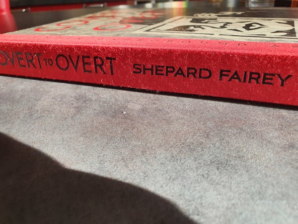 Livre d'art signé par Shepard Fairey OBEY