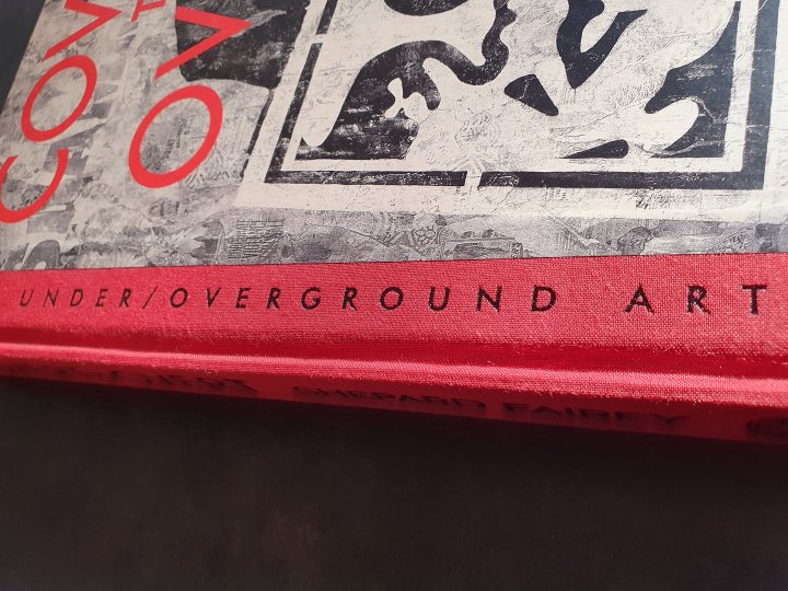 Livre d'art signé par Shepard Fairey OBEY
