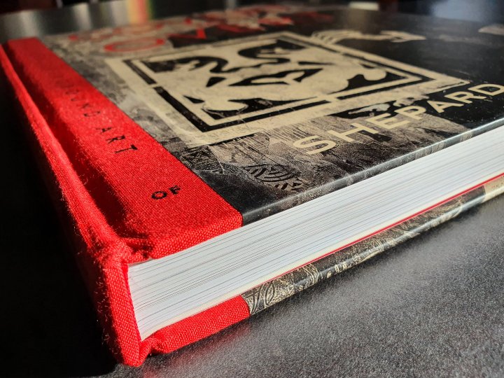 Livre d'art signé par Shepard Fairey OBEY