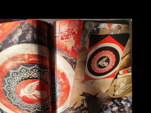 Livre d'art signé par Shepard Fairey OBEY