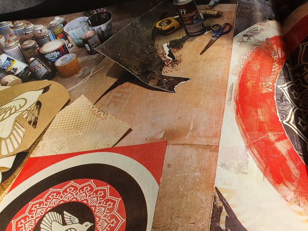 Livre d'art signé par Shepard Fairey OBEY