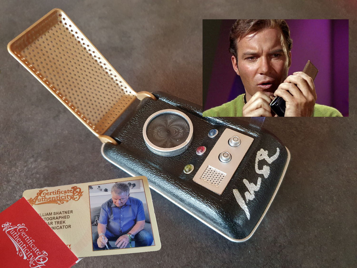 William Shatner autographe un communicateur de Star Trek