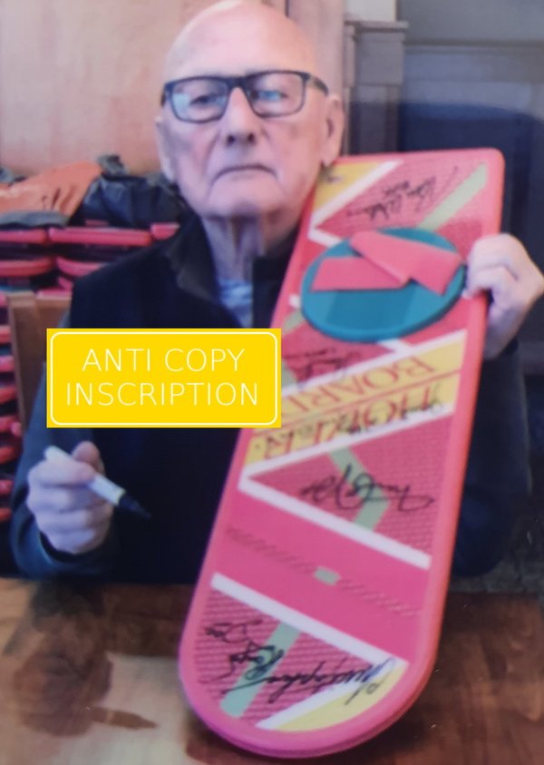 Hover Board signé par Marty, Doc, Biff, Lorraine et Strickland !