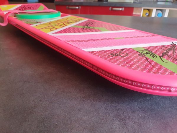Hover Board signé par Marty, Doc, Biff, Lorraine et Strickland !