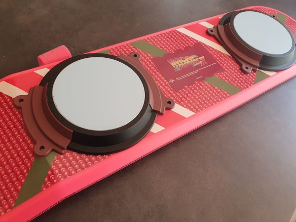Hover Board signé par Marty, Doc, Biff, Lorraine et Strickland !