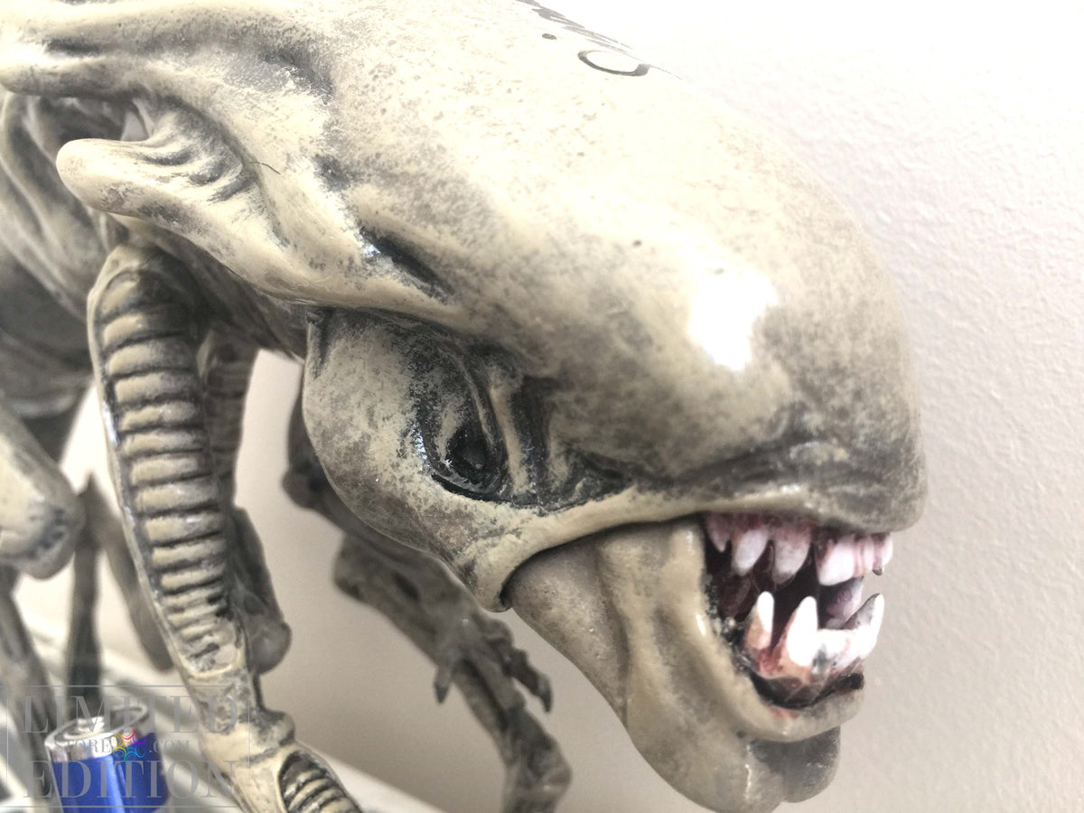 ALIEN taille réelle signé par Sigourney Weaver. Certificat avec photo et hologramme.