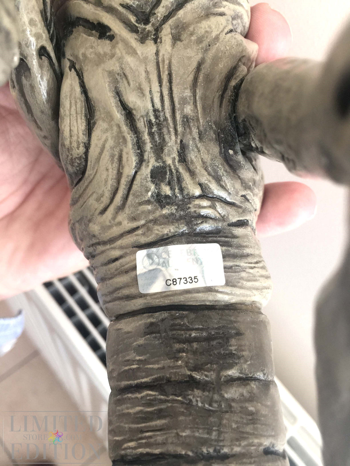 ALIEN taille réelle signé par Sigourney Weaver. Certificat avec photo et hologramme.