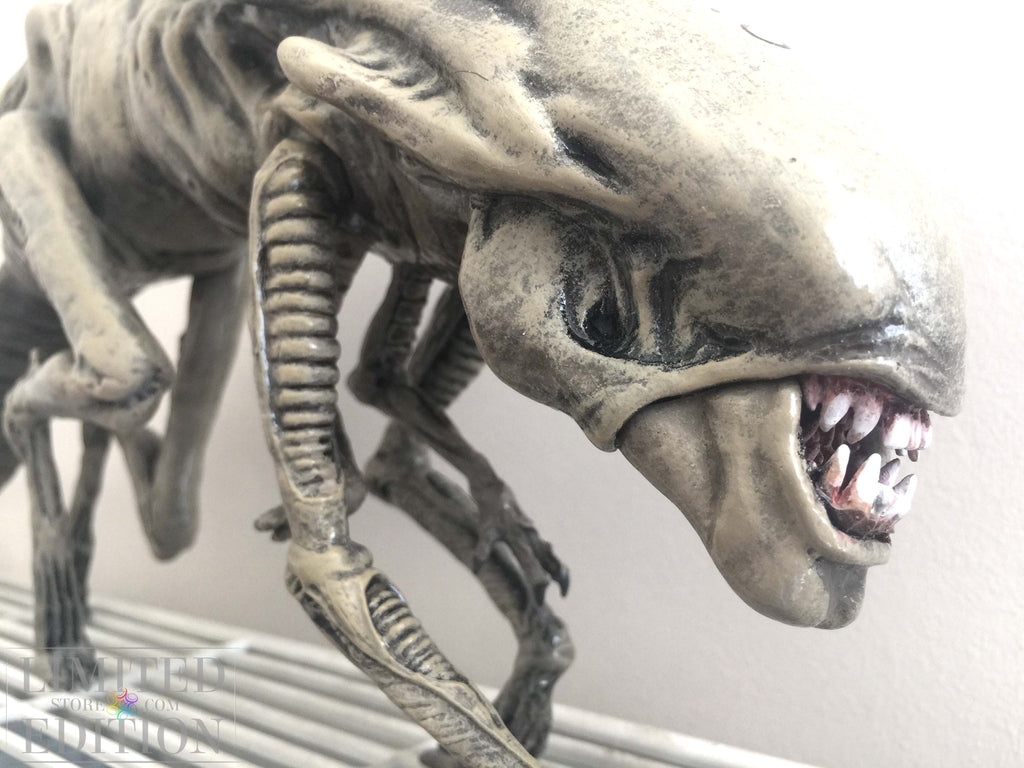 ALIEN taille réelle signé par Sigourney Weaver. Certificat avec photo et hologramme.