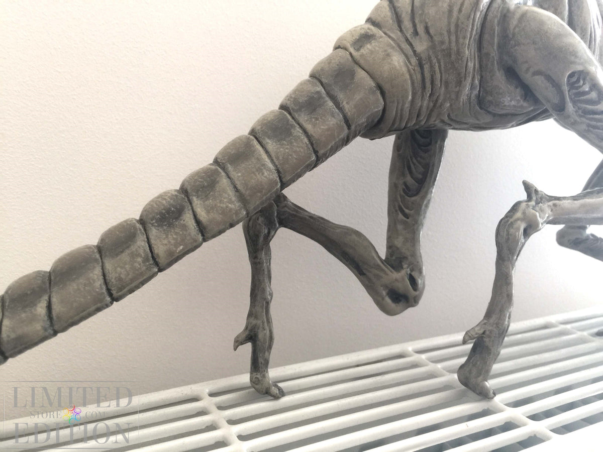 ALIEN taille réelle signé par Sigourney Weaver. Certificat avec photo et hologramme.