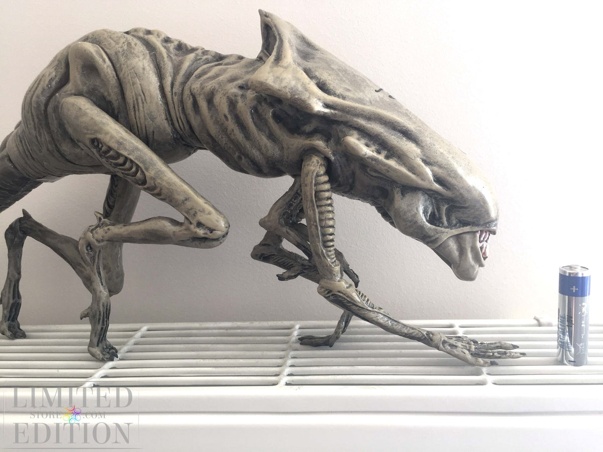 ALIEN taille réelle signé par Sigourney Weaver. Certificat avec photo et hologramme.