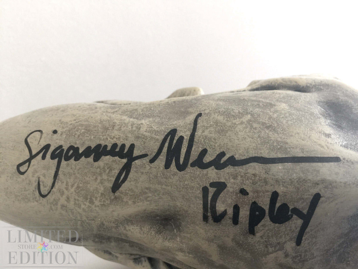 ALIEN taille réelle signé par Sigourney Weaver. Certificat avec photo et hologramme.