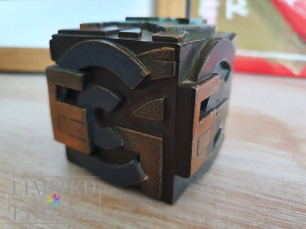 Etrange objet d'art massif en bronze. Cube siglé.