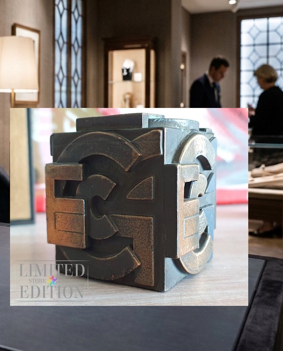 Etrange objet d'art massif en bronze. Cube siglé.