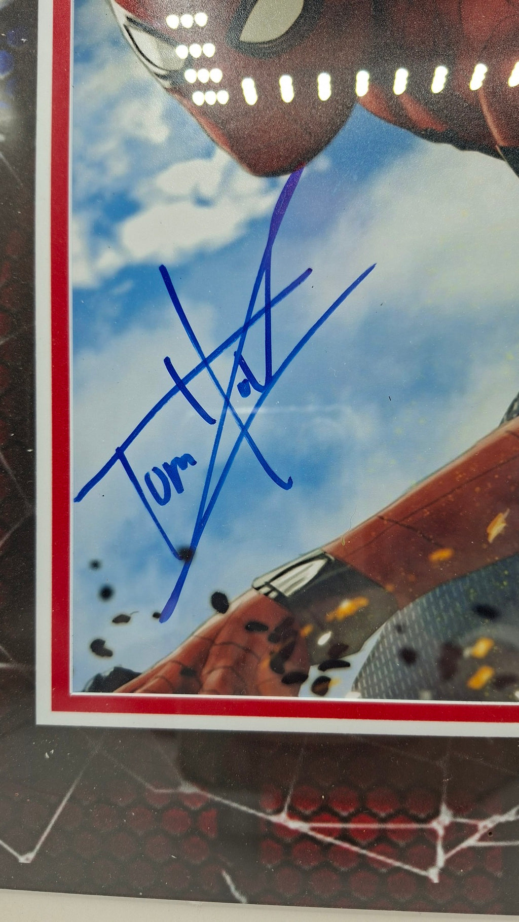 Spiderman photo signée par Tom Holland. Encadré. DC COMICS JSA
