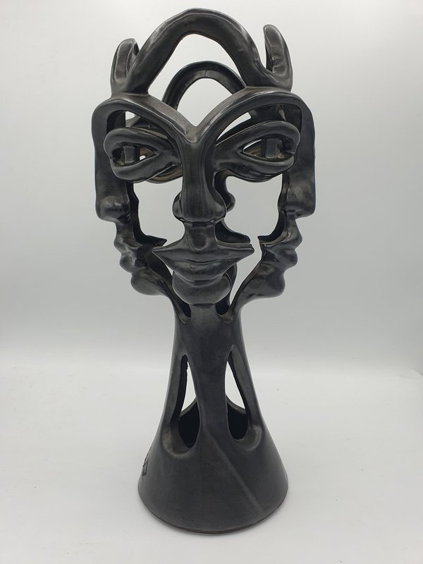 Vase ajouré aux quatre visages par Jean Marais