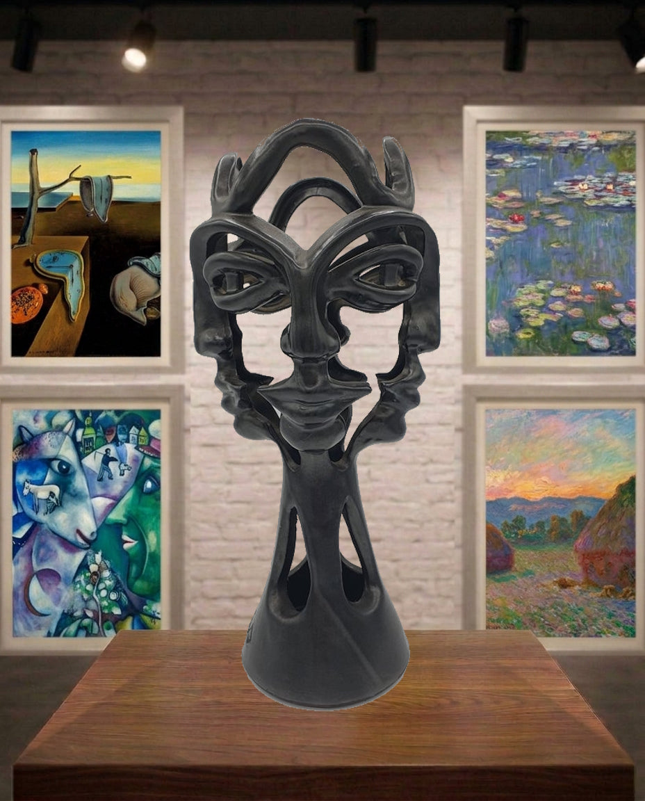 Vase ajouré aux quatre visages par Jean Marais