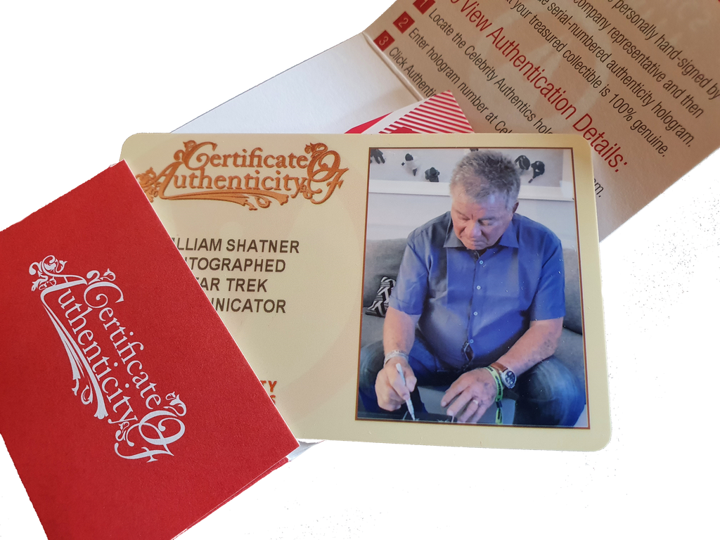 William Shatner autographe un communicateur de Star Trek