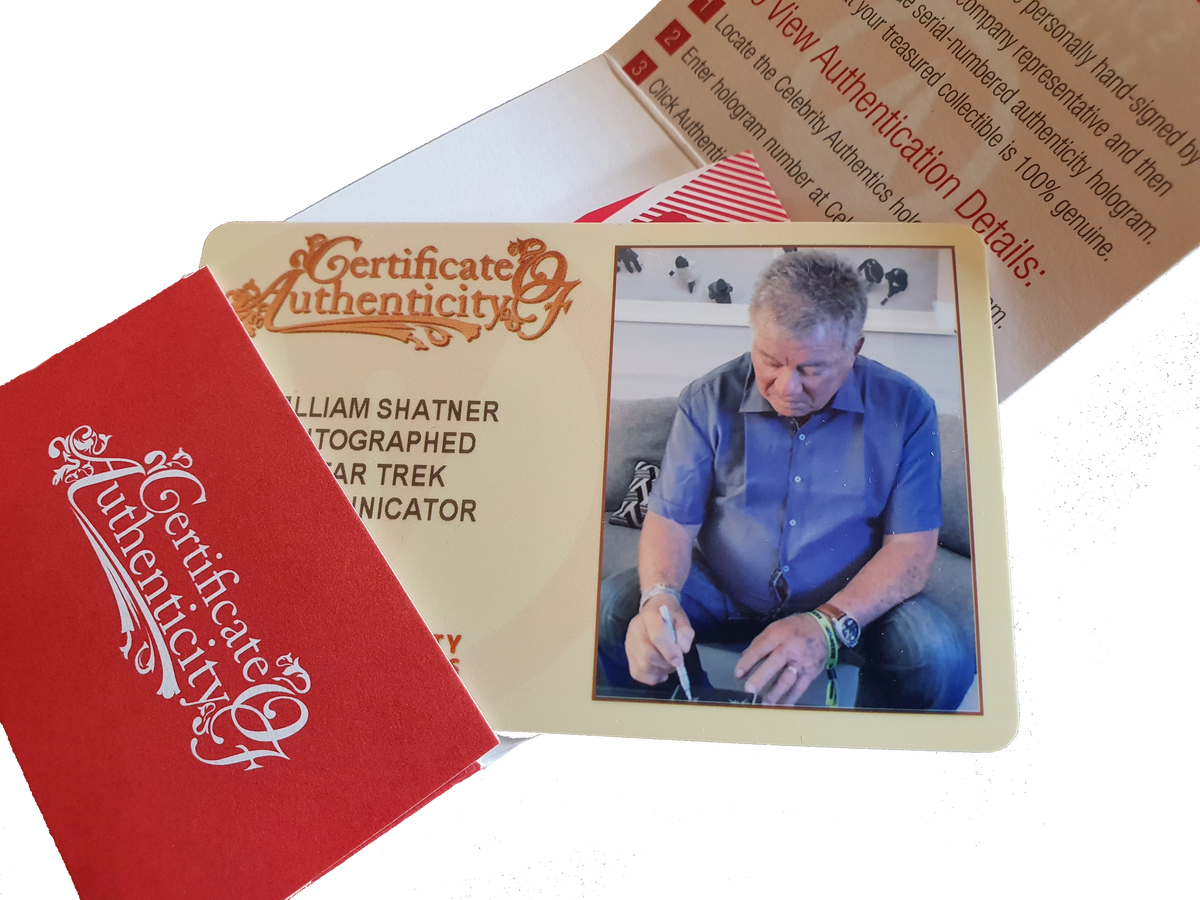 William Shatner autographe un communicateur de Star Trek