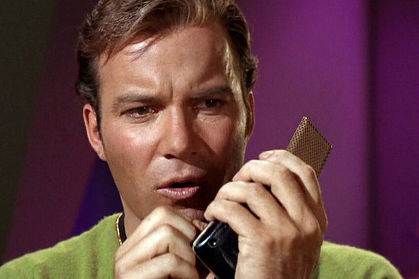 William Shatner autographe un communicateur de Star Trek
