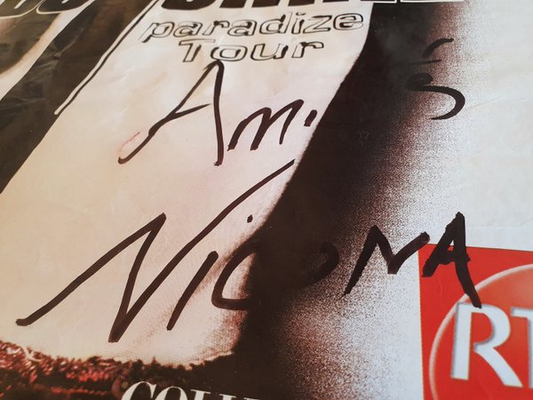 Nicola Sirkis Indochine autographe sur l'affiche du concert Paradize