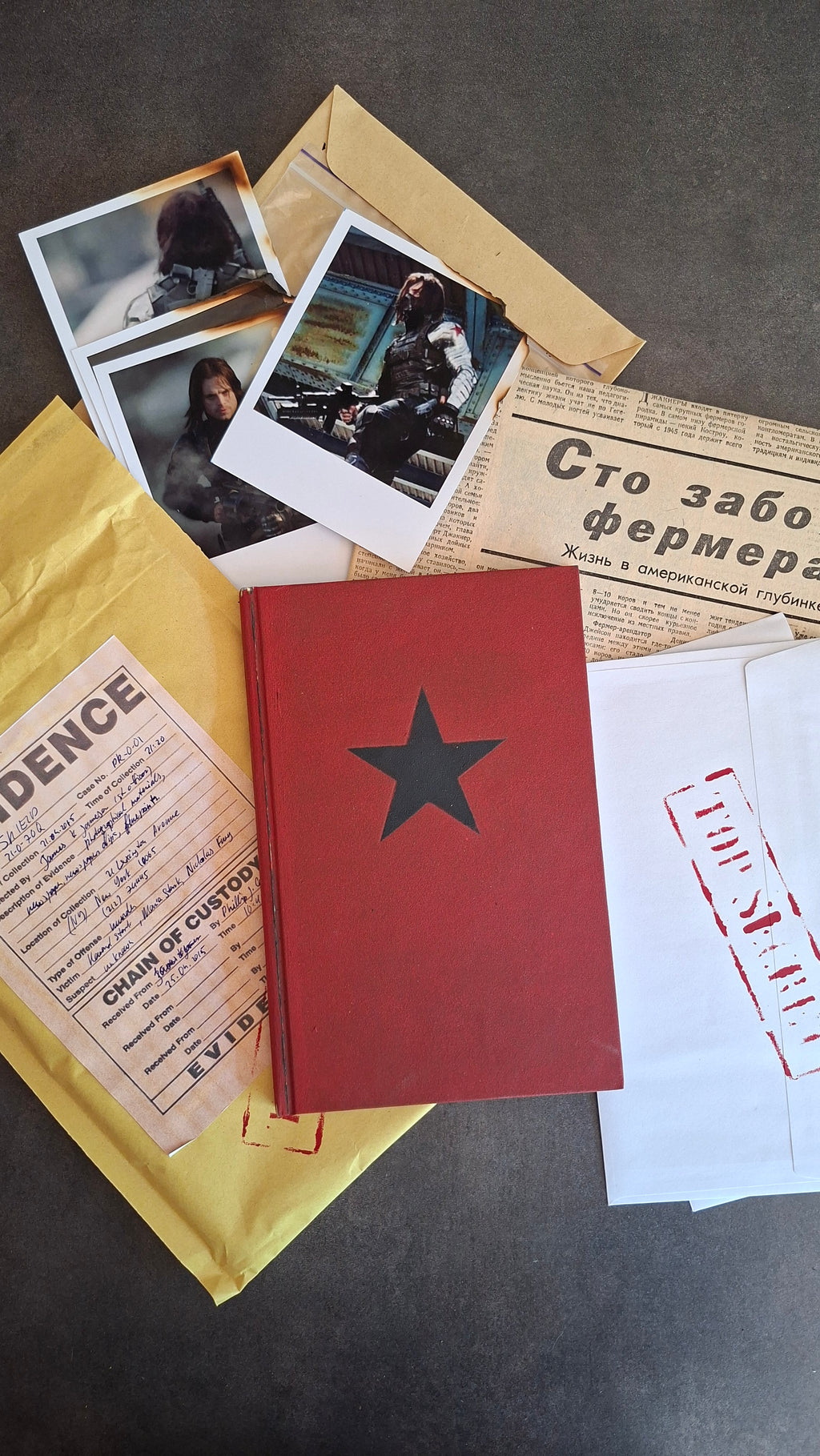 Livre rouge et documents confidentiels sur le Soldat de l'hiver. Captain America Marvel Avengers