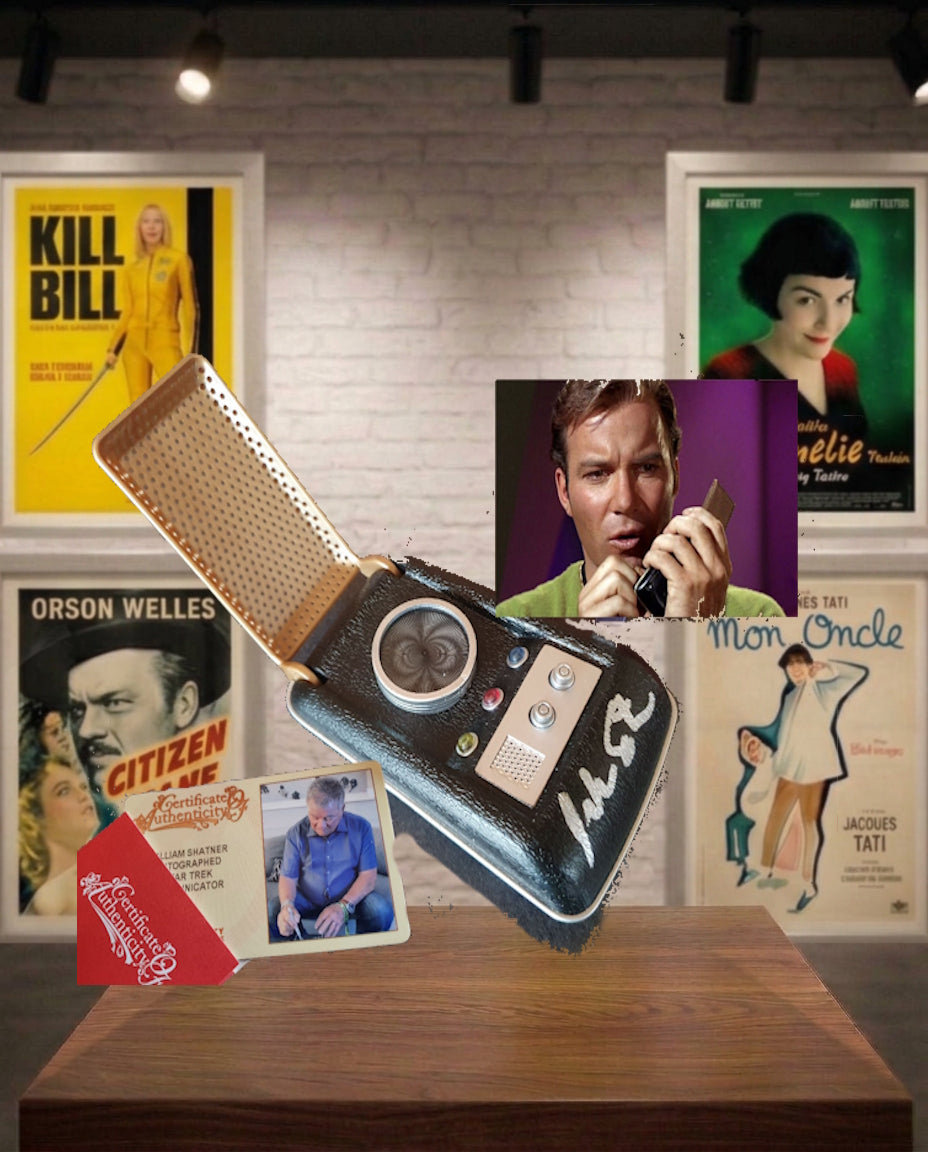 William Shatner autographe un communicateur de Star Trek