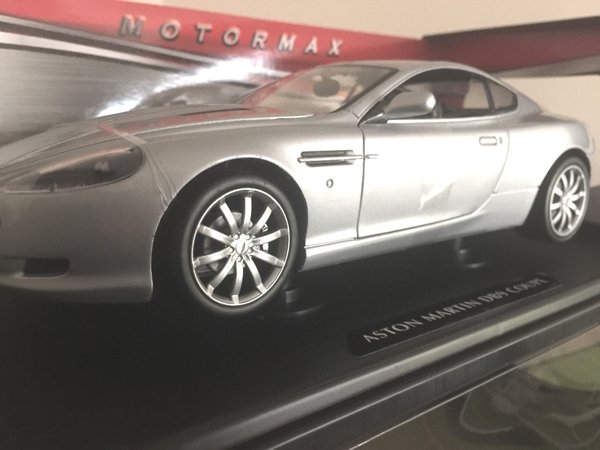 Aston Martin DB9 AUTOGRAPHE Daniel Craig James Bond 007