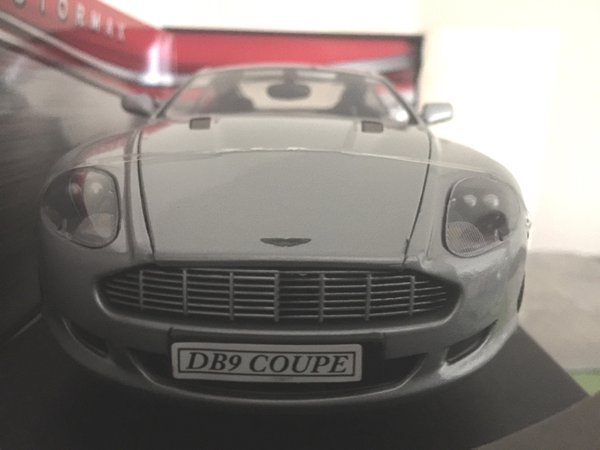 Aston Martin DB9 AUTOGRAPHE Daniel Craig James Bond 007