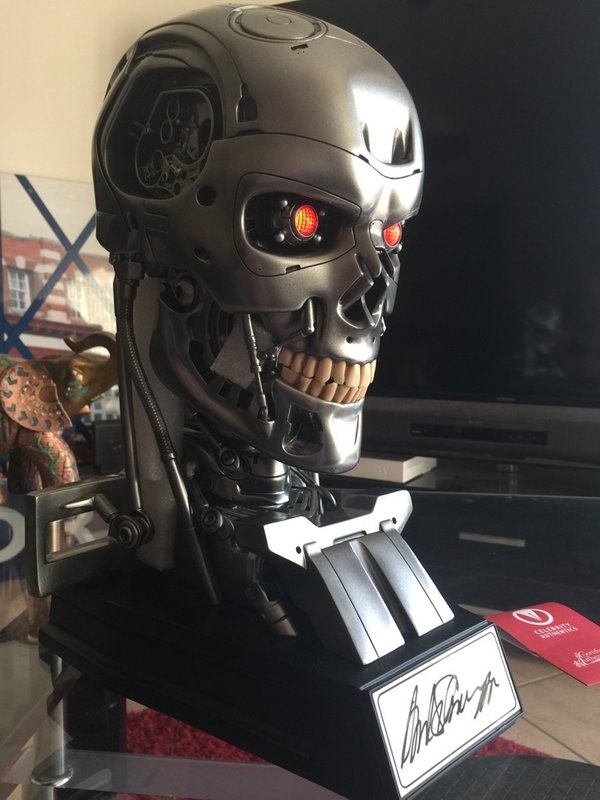Terminator T-800 signed by Arnold Schwarzenegger with photo proof and COA