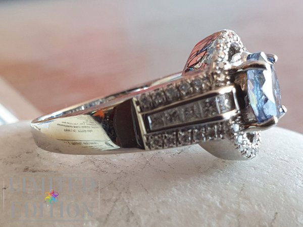 Marvellous ring with Ceylon saphire, diamonds, gold.