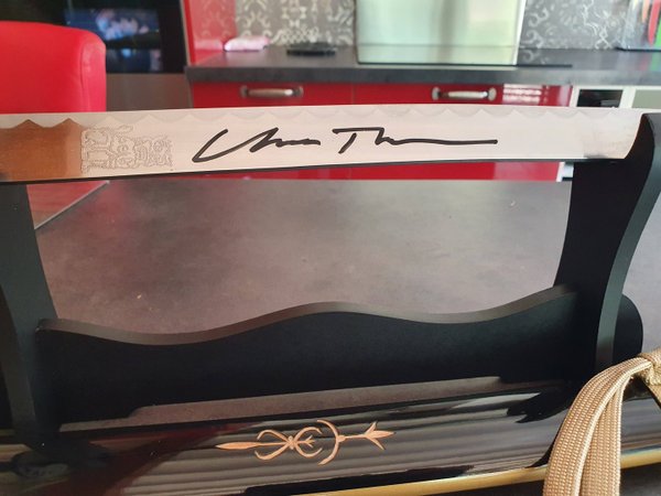 Kill Bill katana signed by Uma Thurman, with picture and COA.