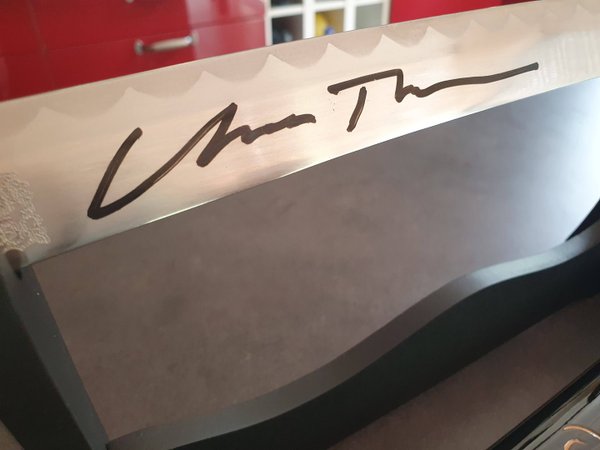 Kill Bill katana signed by Uma Thurman, with picture and COA.