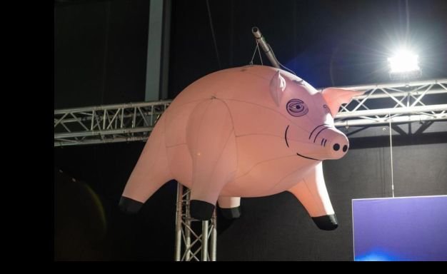 Pink_Floyd_inflatable_pig_from_rock_and_